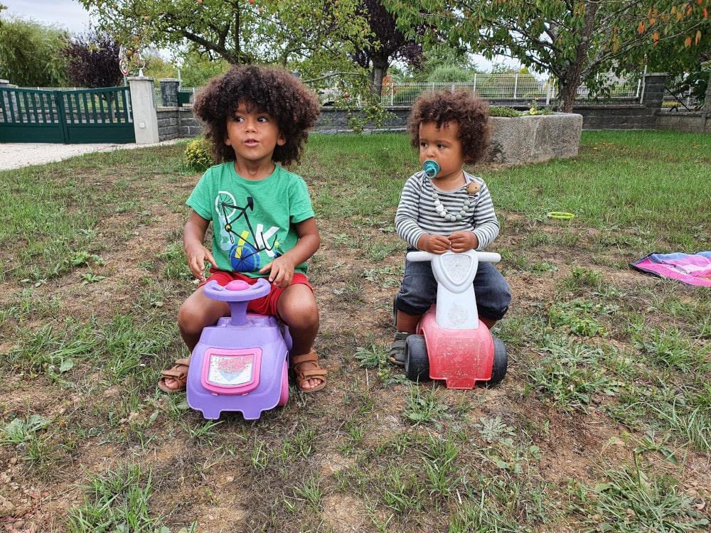 Les enfants jouent sur les voitures en plastique